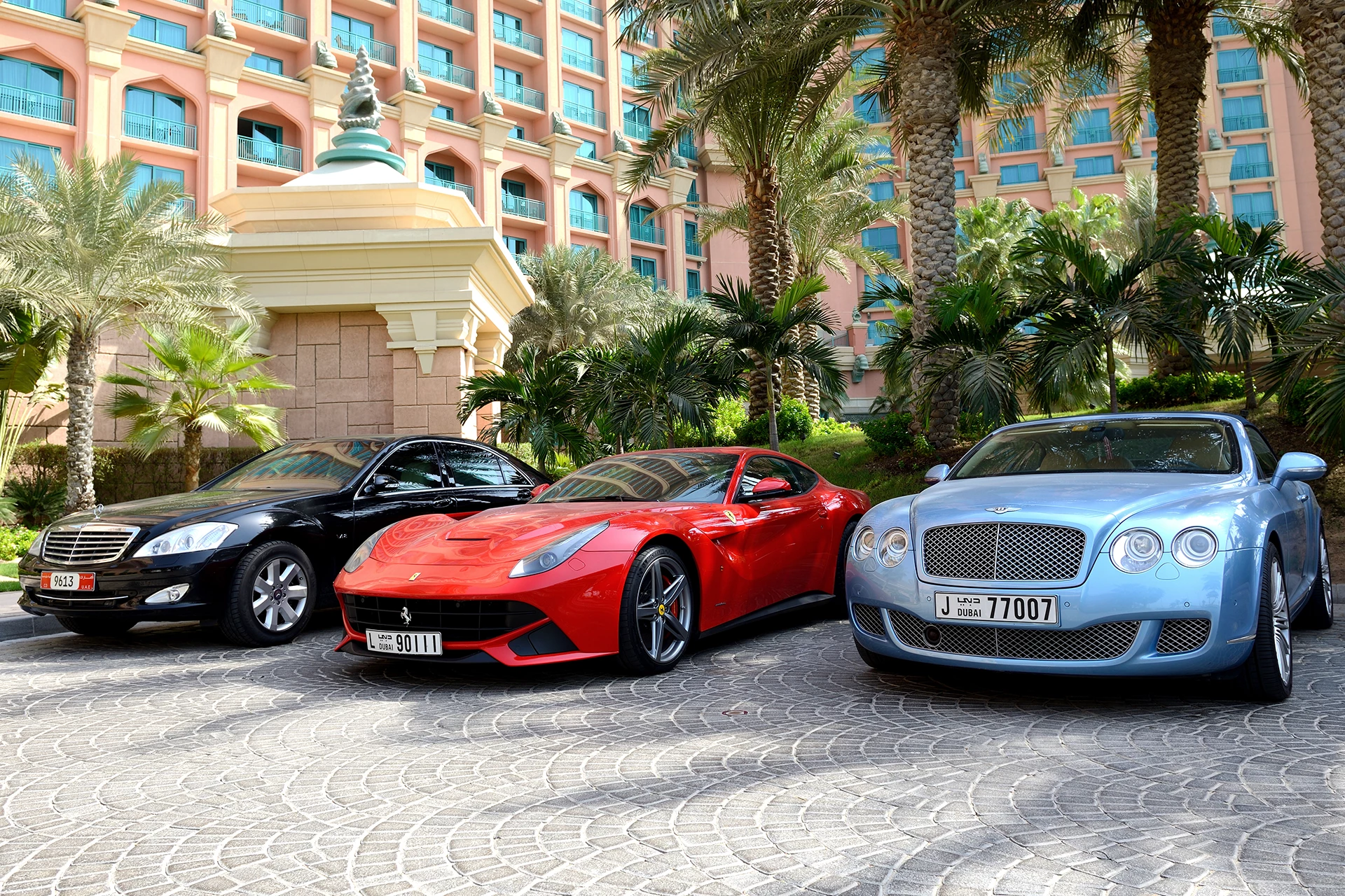 luxury-car-tracking-solution-with-fmx800-series-1920x1280.png