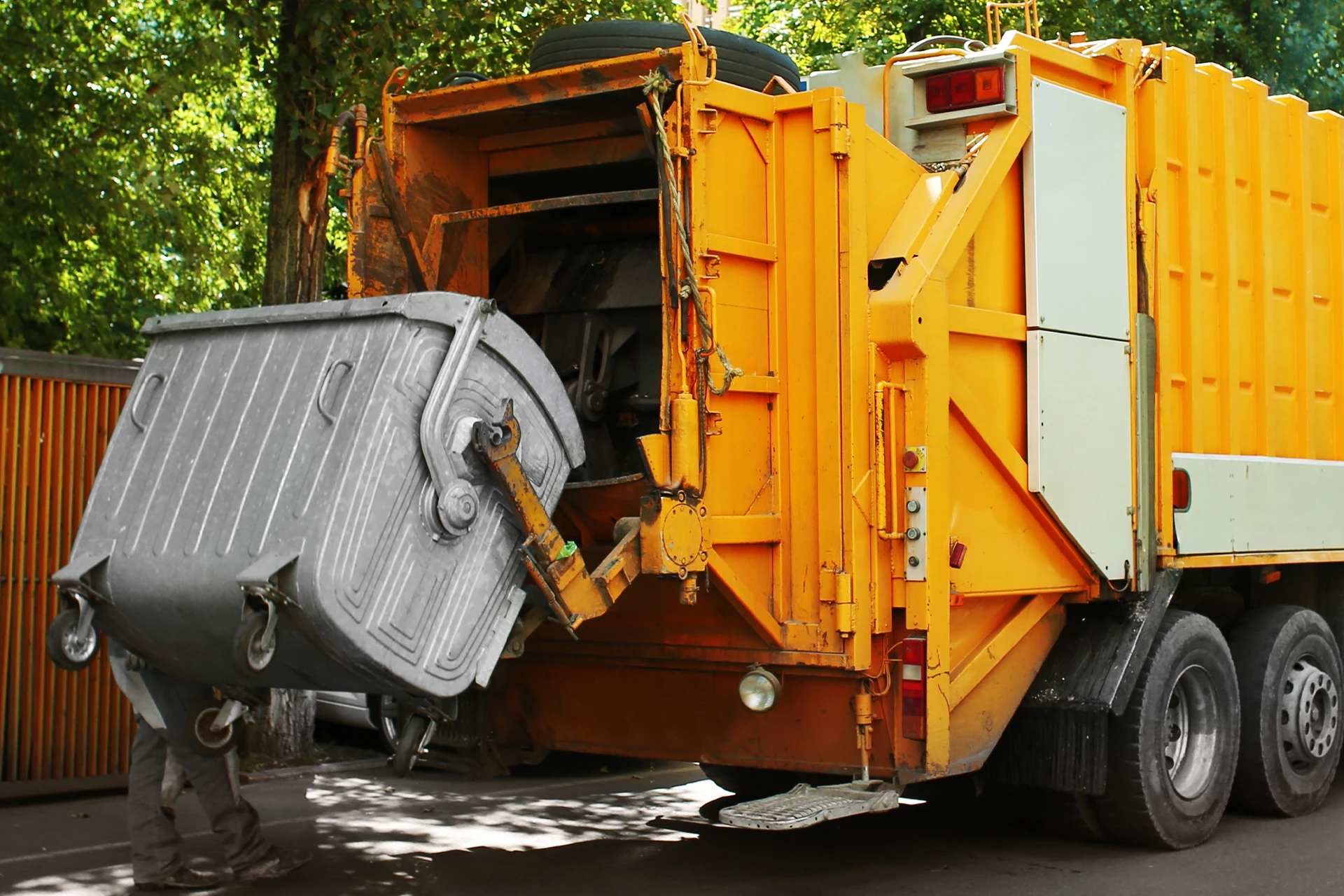 waste-containers-tracking-with-ble-id-beacons-and-sensors-preview-1920x1280.jpg